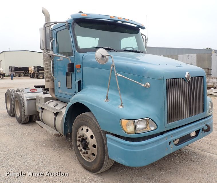 image for item DF8409 2002 International 9200i  semi truck