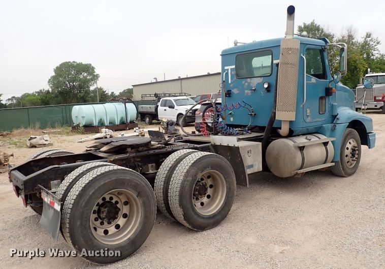 image for item DF8409 2002 International 9200i  semi truck