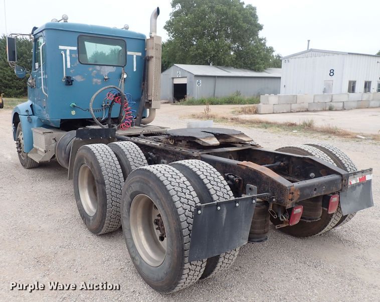 image for item DF8409 2002 International 9200i  semi truck