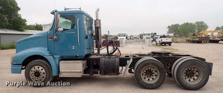 image for item DF8409 2002 International 9200i  semi truck