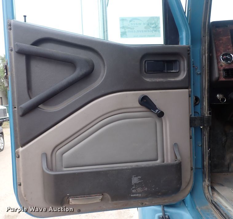 image for item DF8409 2002 International 9200i  semi truck