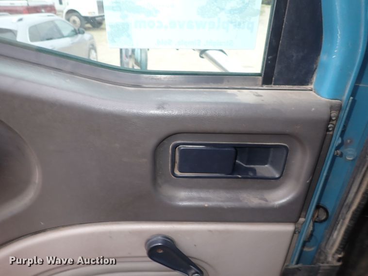 image for item DF8409 2002 International 9200i  semi truck