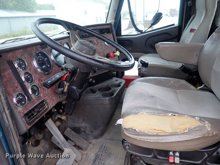 image for item DF8409 2002 International 9200i  semi truck