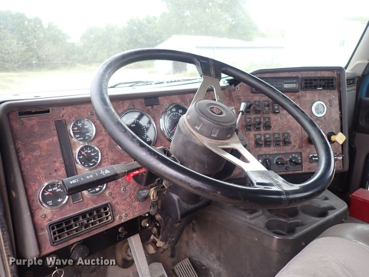 image for item DF8409 2002 International 9200i  semi truck