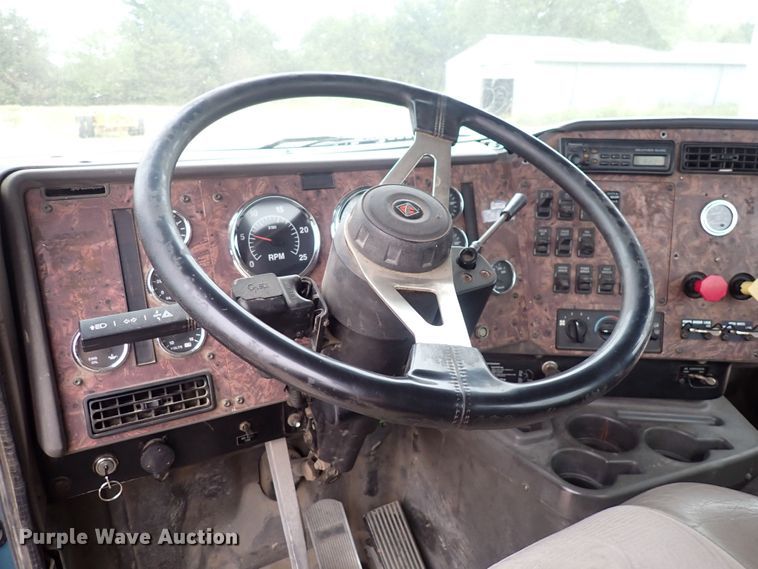 image for item DF8409 2002 International 9200i  semi truck