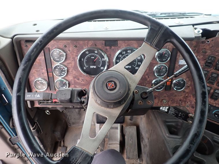 image for item DF8409 2002 International 9200i  semi truck