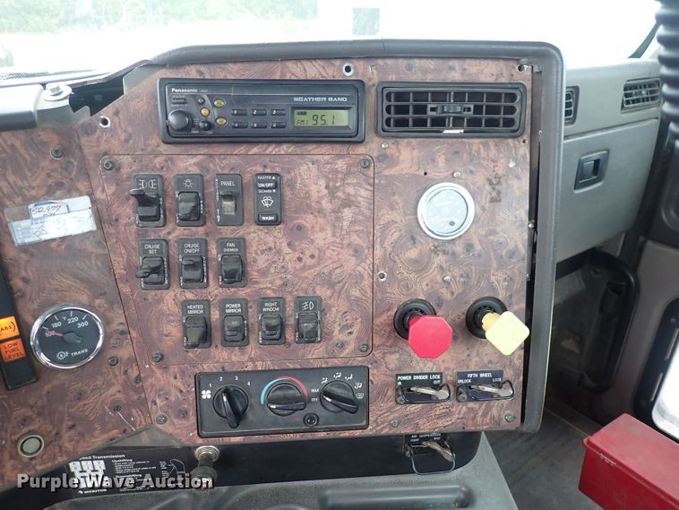 image for item DF8409 2002 International 9200i  semi truck