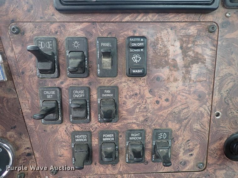 image for item DF8409 2002 International 9200i  semi truck