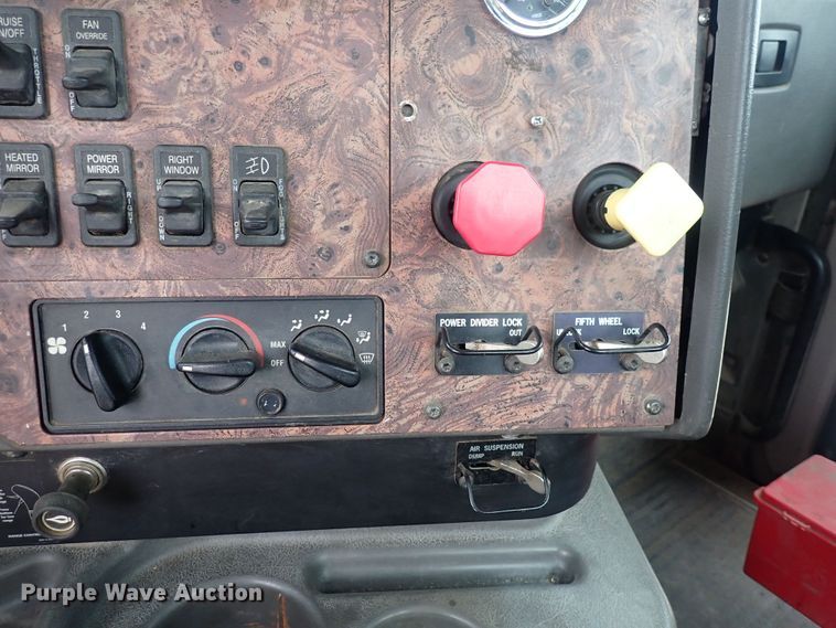 image for item DF8409 2002 International 9200i  semi truck