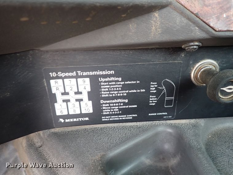 image for item DF8409 2002 International 9200i  semi truck