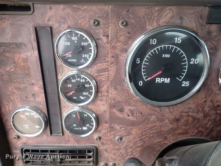 image for item DF8409 2002 International 9200i  semi truck