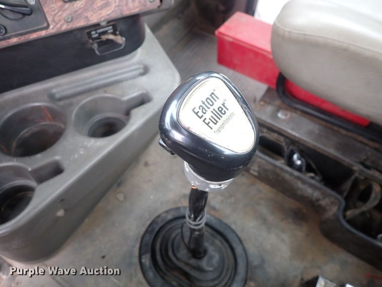 image for item DF8409 2002 International 9200i  semi truck