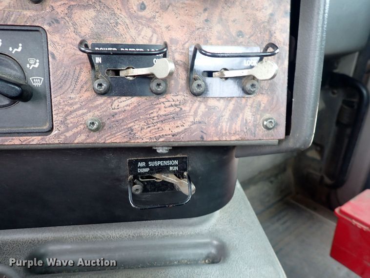 image for item DF8409 2002 International 9200i  semi truck