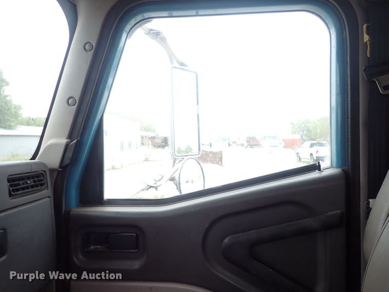 image for item DF8409 2002 International 9200i  semi truck