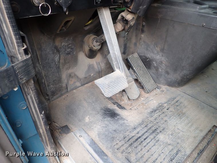 image for item DF8409 2002 International 9200i  semi truck