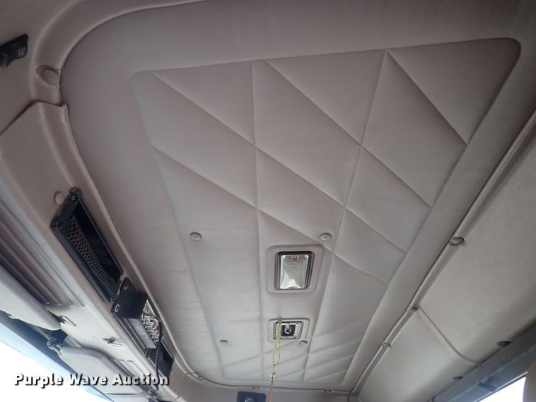 image for item DF8409 2002 International 9200i  semi truck