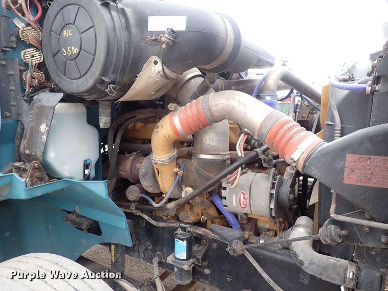 image for item DF8409 2002 International 9200i  semi truck