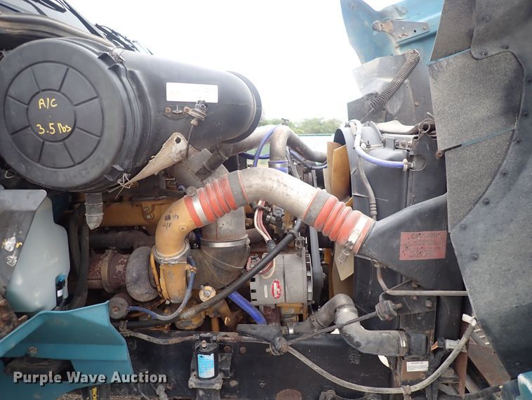 image for item DF8409 2002 International 9200i  semi truck