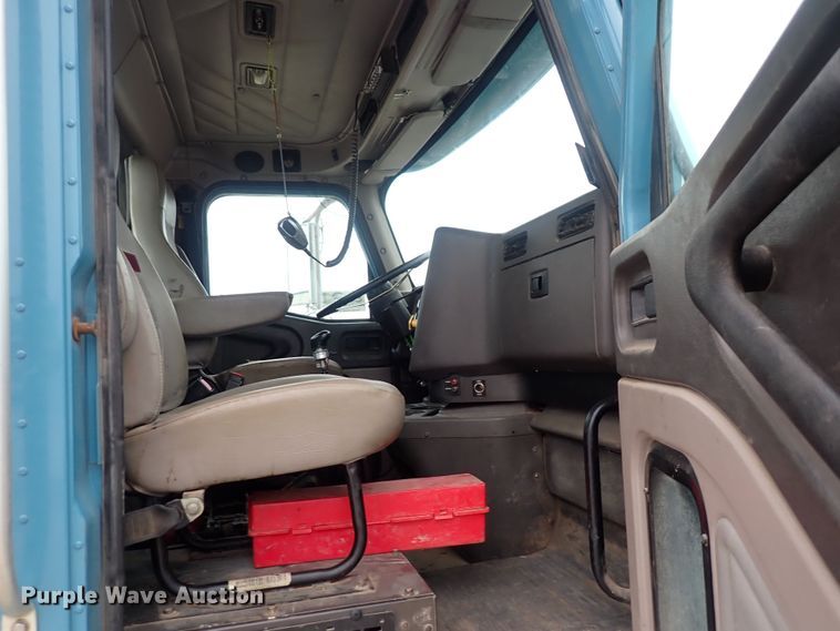 image for item DF8409 2002 International 9200i  semi truck