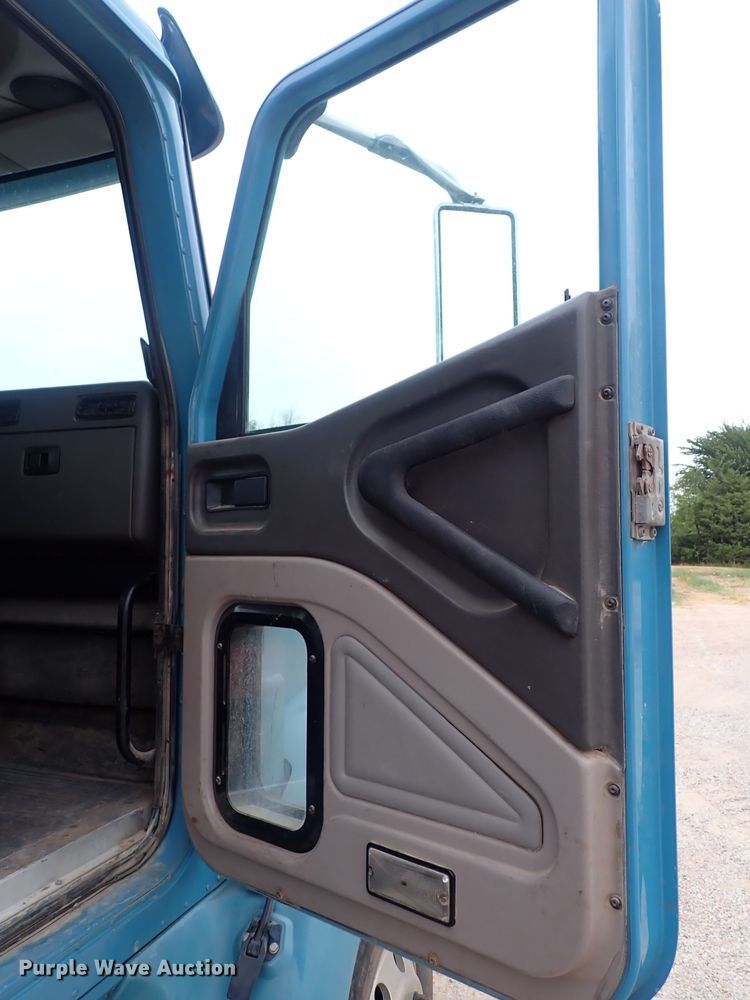 image for item DF8409 2002 International 9200i  semi truck