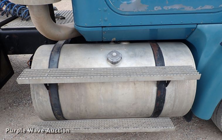 image for item DF8409 2002 International 9200i  semi truck