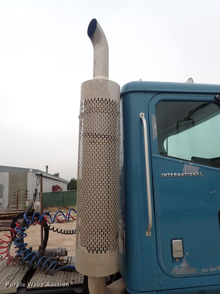 image for item DF8409 2002 International 9200i  semi truck