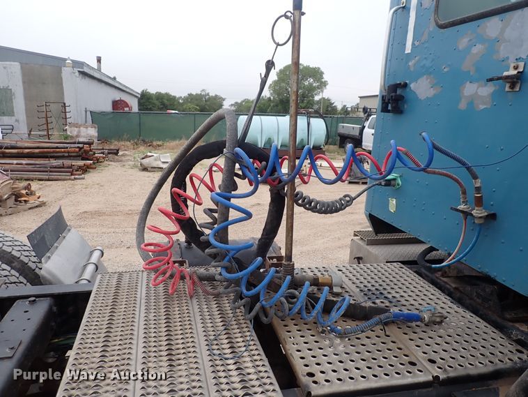 image for item DF8409 2002 International 9200i  semi truck