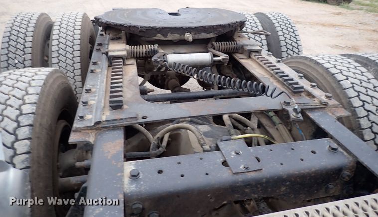 image for item DF8409 2002 International 9200i  semi truck