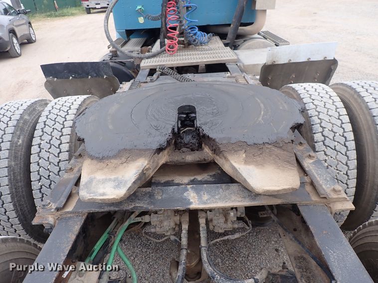 image for item DF8409 2002 International 9200i  semi truck