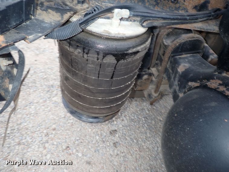 image for item DF8409 2002 International 9200i  semi truck