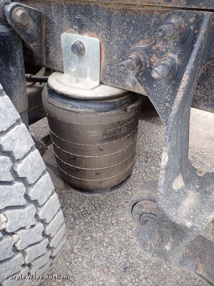 image for item DF8409 2002 International 9200i  semi truck