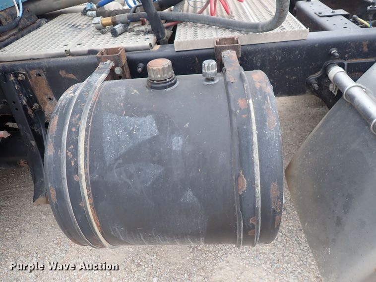 image for item DF8409 2002 International 9200i  semi truck