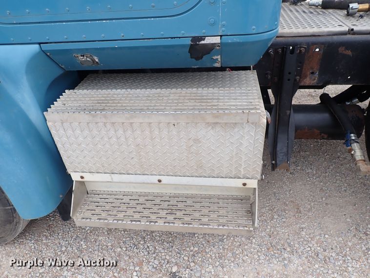 image for item DF8409 2002 International 9200i  semi truck