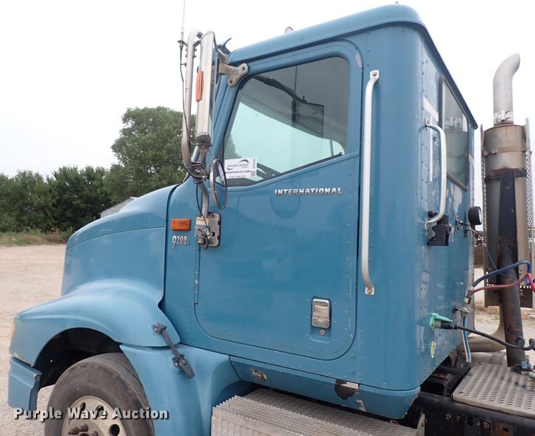 image for item DF8409 2002 International 9200i  semi truck