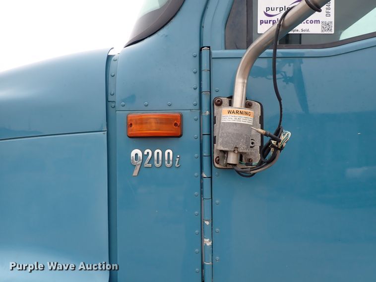 image for item DF8409 2002 International 9200i  semi truck