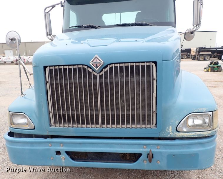 image for item DF8409 2002 International 9200i  semi truck