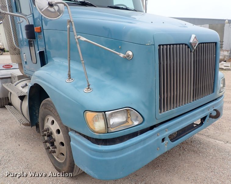 image for item DF8409 2002 International 9200i  semi truck