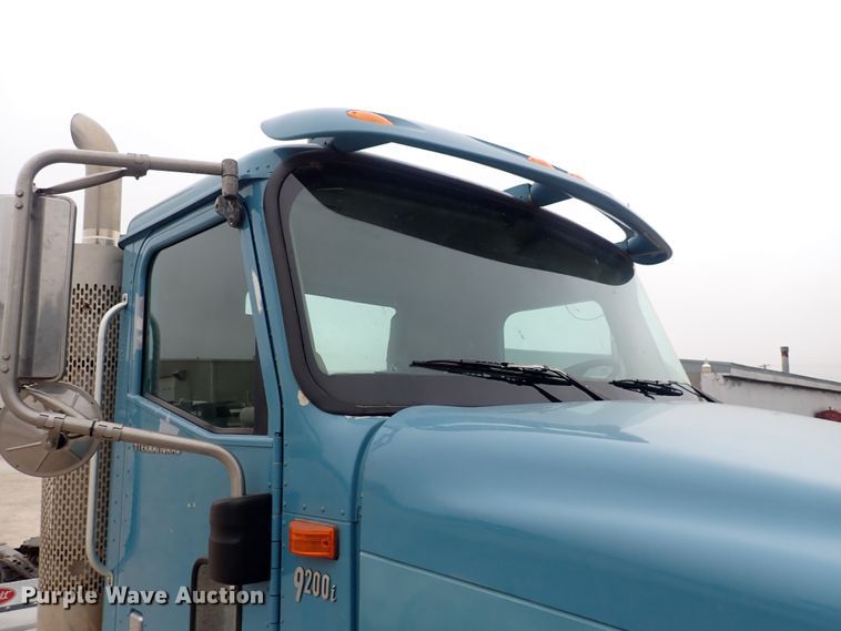 image for item DF8409 2002 International 9200i  semi truck