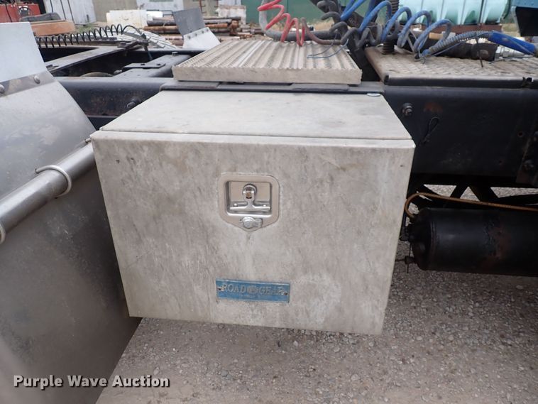 image for item DF8409 2002 International 9200i  semi truck