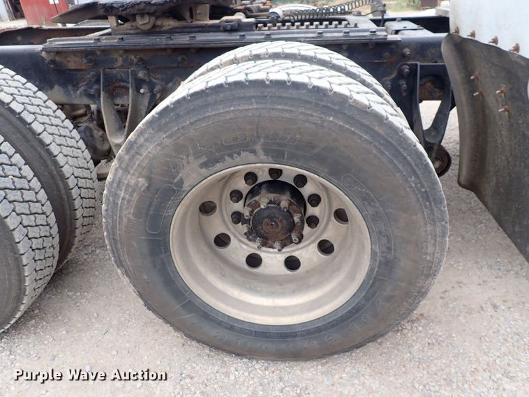 image for item DF8409 2002 International 9200i  semi truck