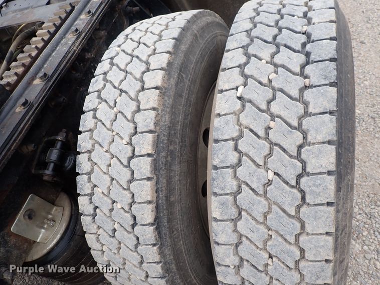 image for item DF8409 2002 International 9200i  semi truck