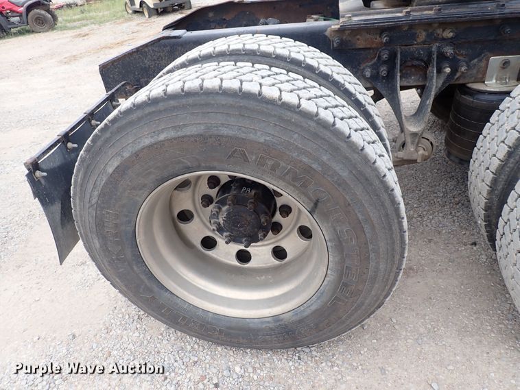 image for item DF8409 2002 International 9200i  semi truck