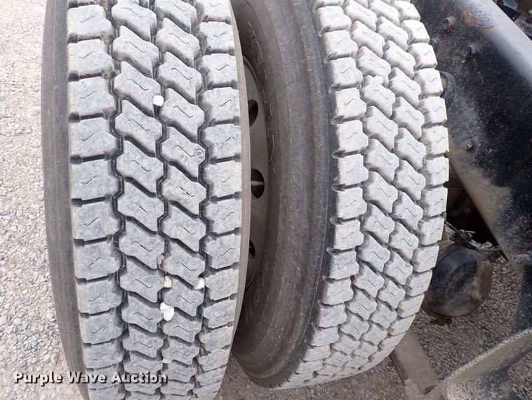 image for item DF8409 2002 International 9200i  semi truck