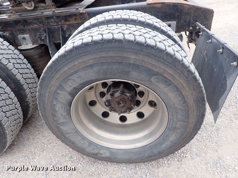 image for item DF8409 2002 International 9200i  semi truck