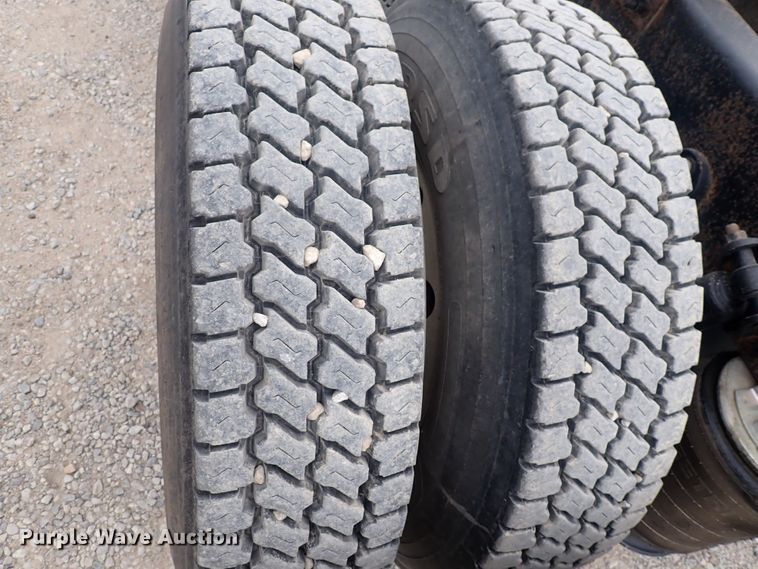 image for item DF8409 2002 International 9200i  semi truck