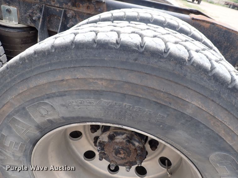 image for item DF8409 2002 International 9200i  semi truck