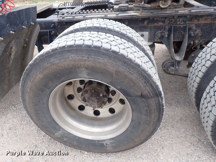 image for item DF8409 2002 International 9200i  semi truck