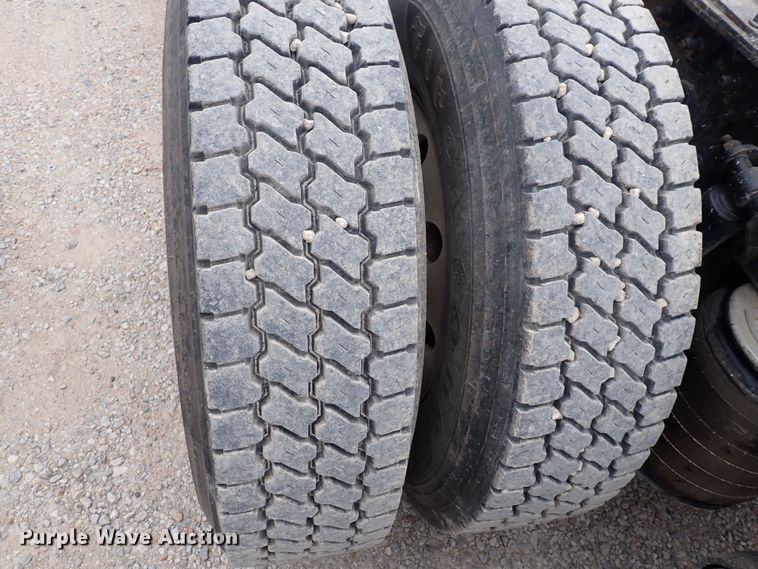 image for item DF8409 2002 International 9200i  semi truck