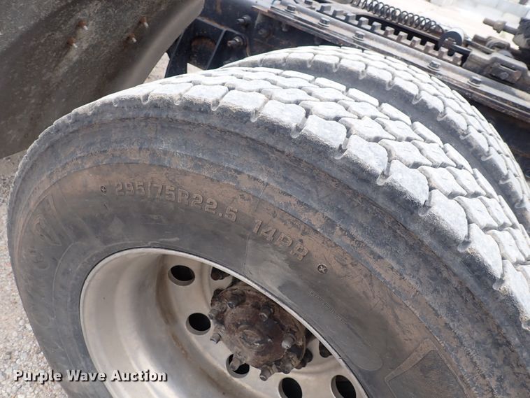 image for item DF8409 2002 International 9200i  semi truck