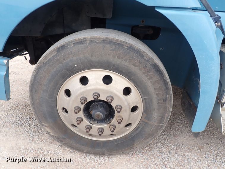 image for item DF8409 2002 International 9200i  semi truck